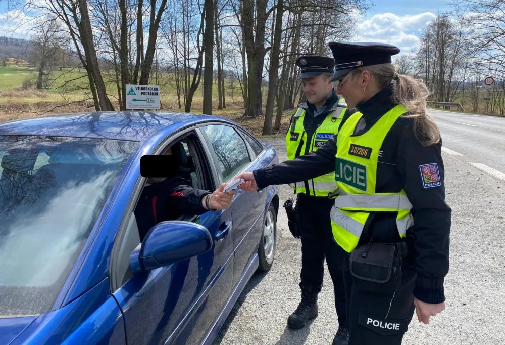 Při policejní akci zaměřené na používání bezpečnostních pásů odhalili muži v uniformách 151 hříšníků. Motorista na snímku měl ale všechno v pořádku