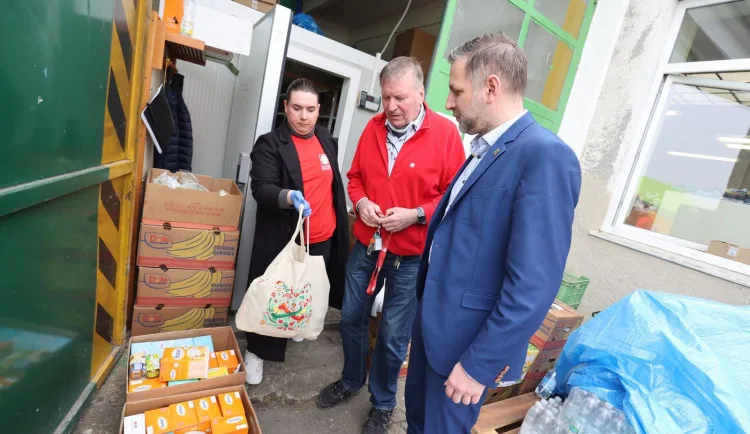 Humanitární sklad potravinové pomoci Diecézní charity navštívil i hejtman Plzeňského kraje Rudolf Špoták