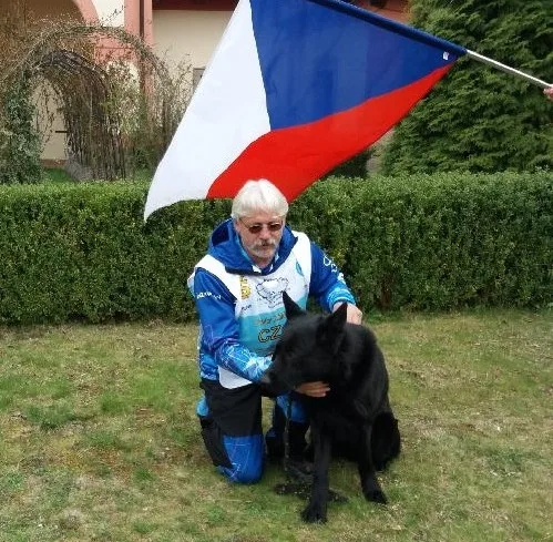 Eso mezi stopaři je služební pes Hektor. S policejním psovodem Petrem Zifčákem sbírá jednu trofej za druhou