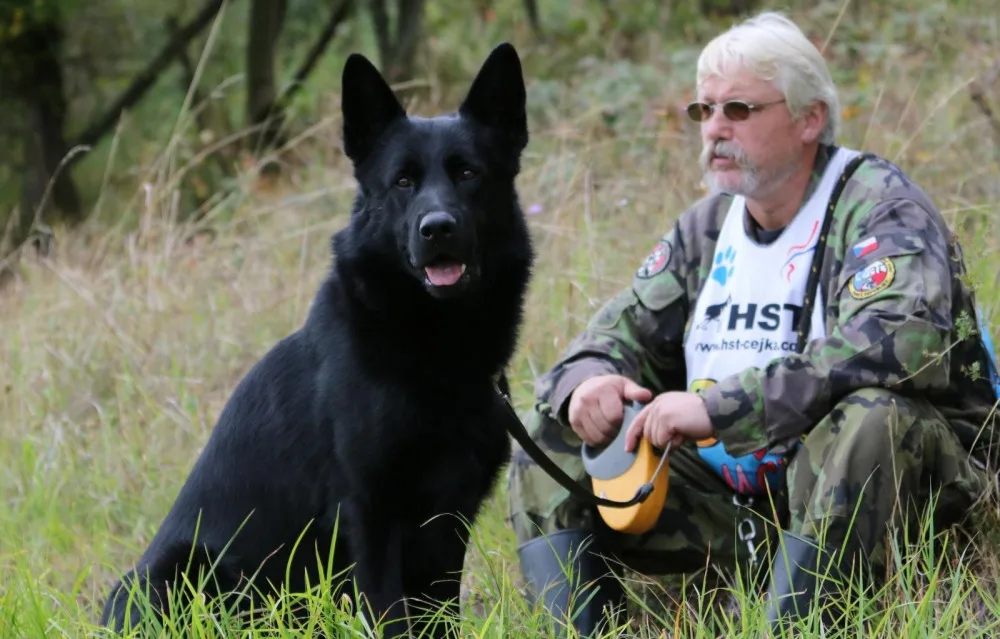 Eso mezi stopaři je služební pes Hektor. S policejním psovodem Petrem Zifčákem sbírá jednu trofej za druhou