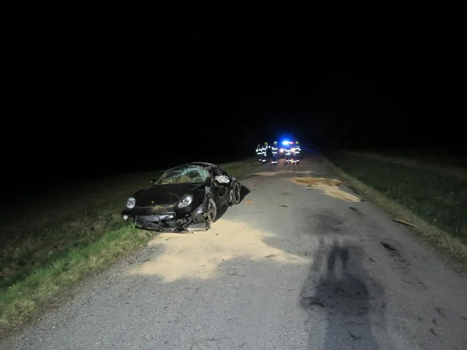 Řidič vozu značky Porsche vyletěl ve vysoké rychlosti ze silnice, těžce zranil sebe i svého spolujezdce