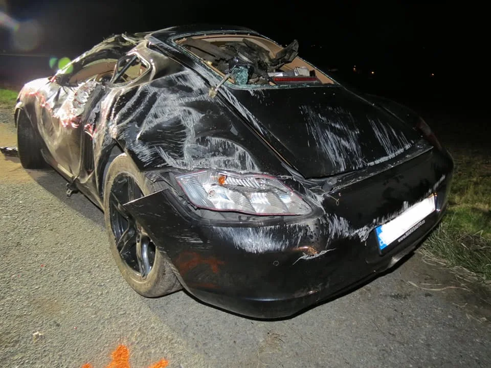 Řidič vozu značky Porsche vyletěl ve vysoké rychlosti ze silnice, těžce zranil sebe i svého spolujezdce
