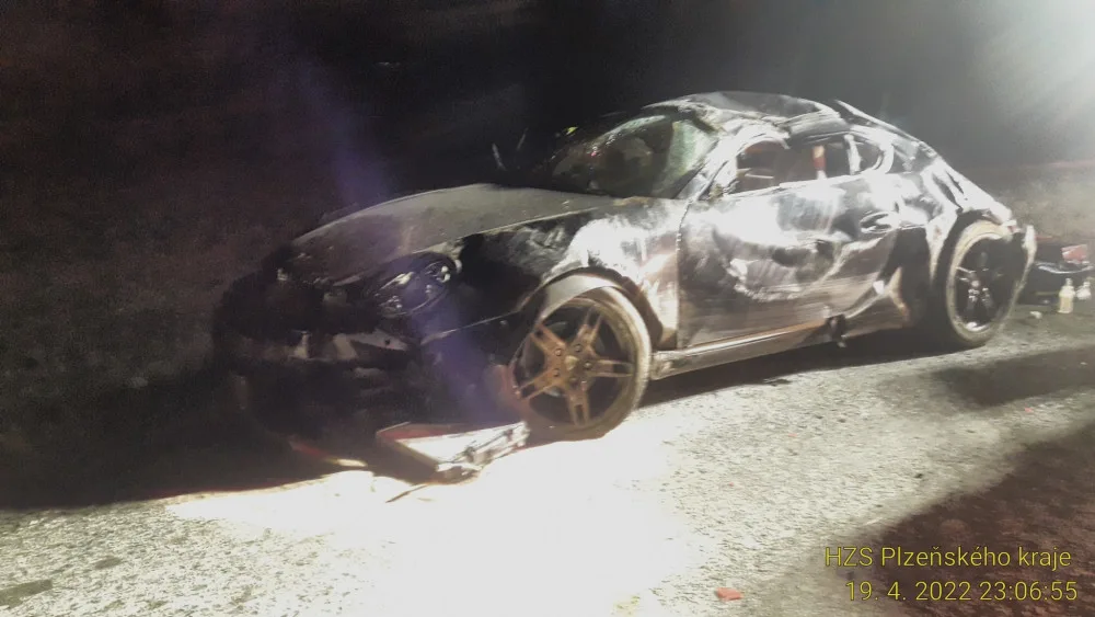 Řidič vozu značky Porsche vyletěl ve vysoké rychlosti ze silnice, těžce zranil sebe i svého spolujezdce