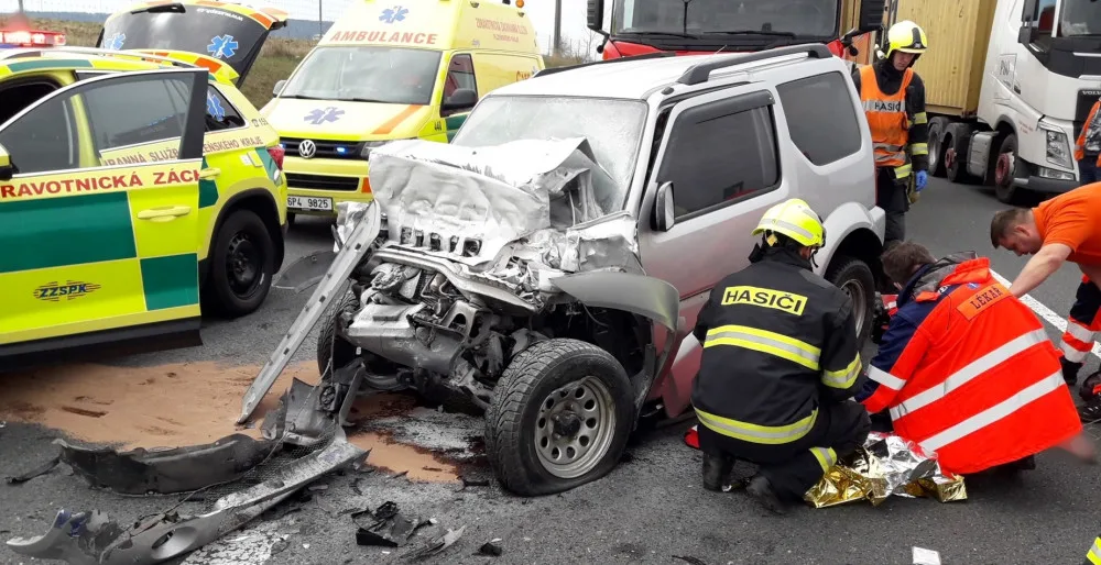 Řidička na D5 nedobrzdila v koloně před jinou nehodou a narazila do kamionu. Zranila se motoristka a dítě