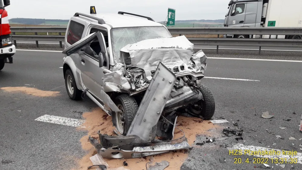 Řidička na D5 nedobrzdila v koloně před jinou nehodou a narazila do kamionu. Zranila se motoristka a dítě