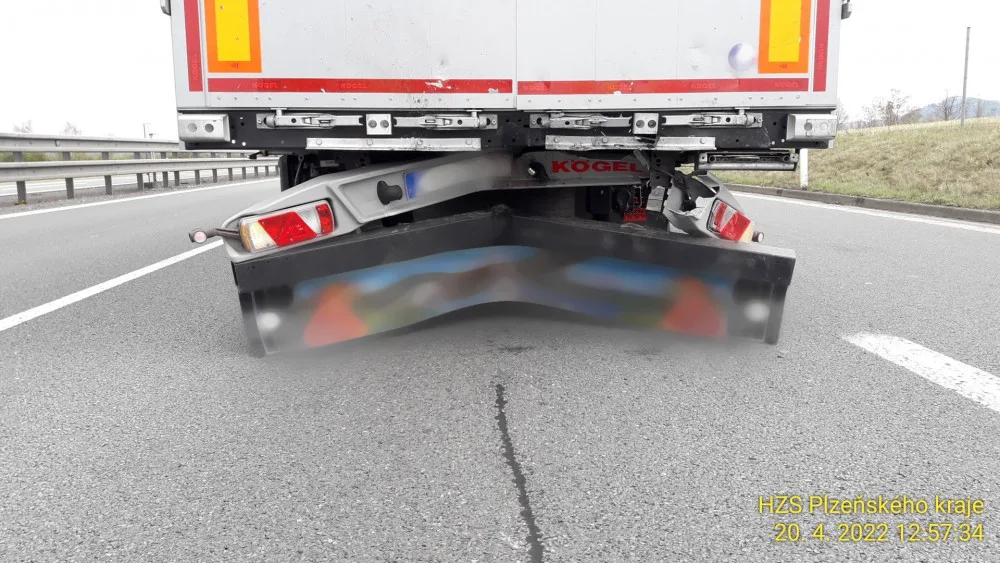 Řidička na D5 nedobrzdila v koloně před jinou nehodou a narazila do kamionu. Zranila se motoristka a dítě
