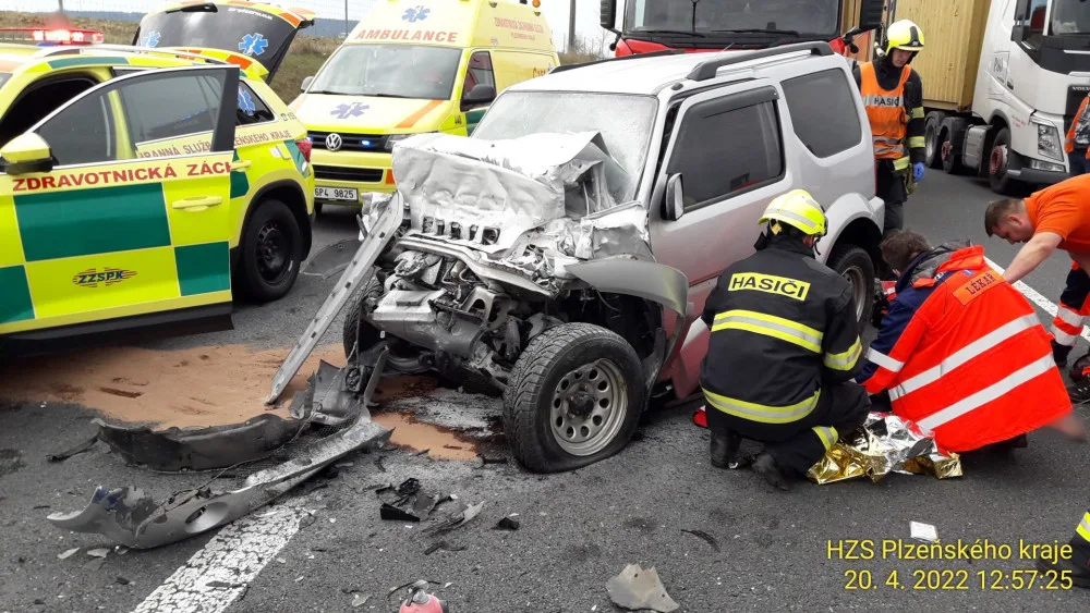 Řidička na D5 nedobrzdila v koloně před jinou nehodou a narazila do kamionu. Zranila se motoristka a dítě