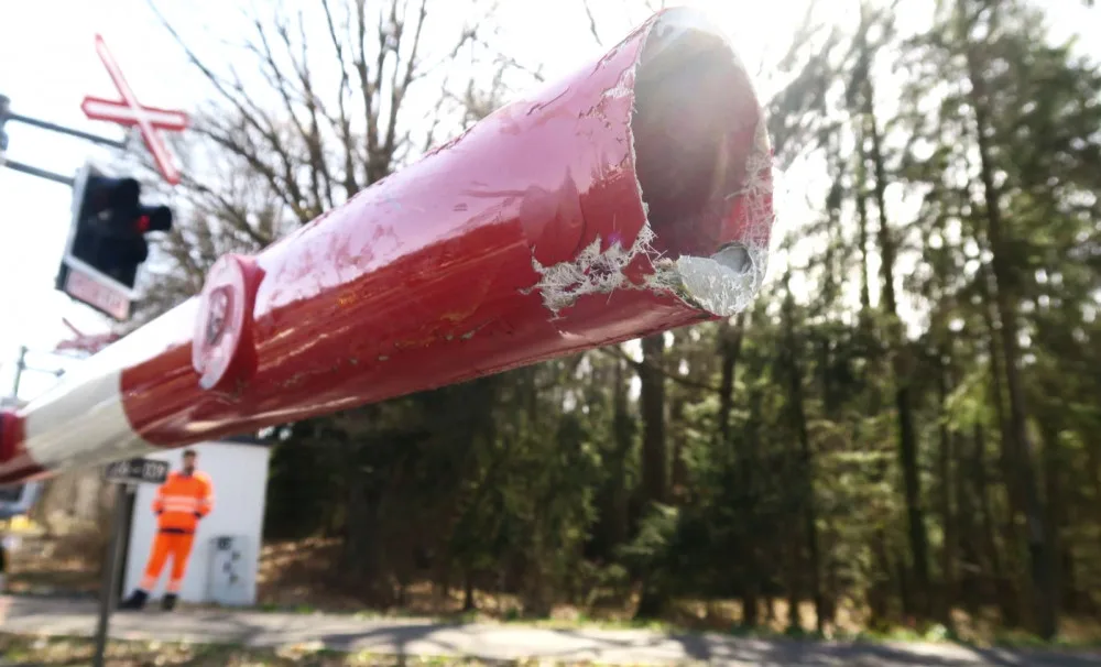 Neznámý řidič na železničním přejezdu prorazil stažené závory, poškodil je a ujel. Pátrá po něm policie