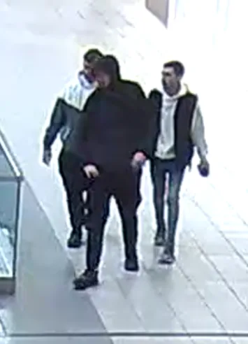 Policie pátrá po totožnosti osob ze snímků z bezpečnostní kamery v souvislosti s trestnou činností