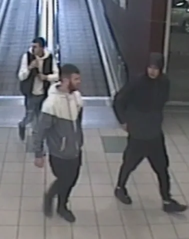 Policie pátrá po totožnosti osob ze snímků z bezpečnostní kamery v souvislosti s trestnou činností