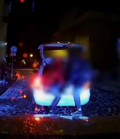 VIDEO: Taxikář nechal nastoupit trojici přebývajících pasažérů do kufru u svého auta a společně odjeli