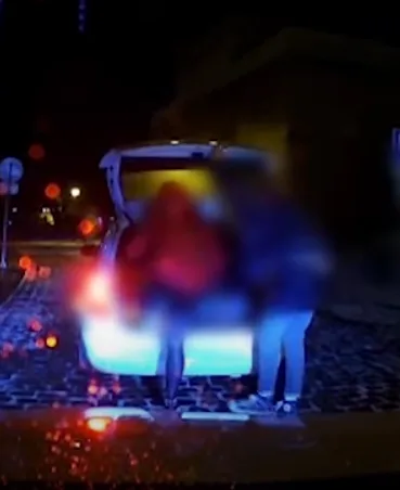 VIDEO: Taxikář nechal nastoupit trojici přebývajících pasažérů do kufru u svého auta a společně odjeli