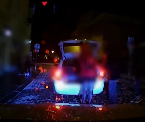VIDEO: Taxikář nechal nastoupit trojici přebývajících pasažérů do kufru u svého auta a společně odjeli