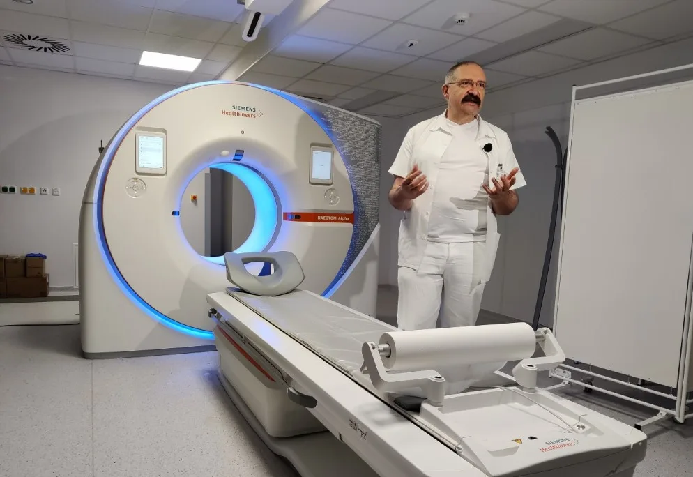 Nové CT snižuje dávku záření a zobrazuje detaily o šířce vlasu, zařízení jako první na světě otestovali v Plzni