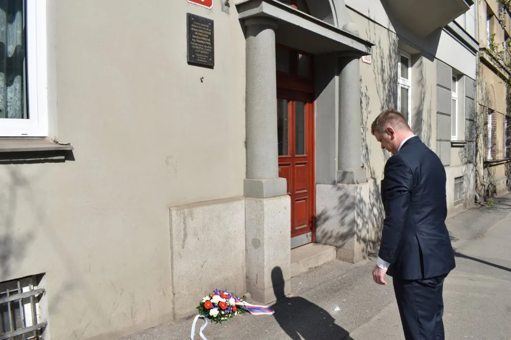 Hrdinství plzeňských občanů, kteří Jozefu Gabčíkovi a Janu Kubišovi pomáhali, uctil primátor města Plzně Pavel Šindelář položením květin u pamětních desek, na nichž jsou jejich osudy připomenuty.