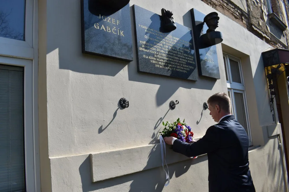 Hrdinství plzeňských občanů, kteří Jozefu Gabčíkovi a Janu Kubišovi pomáhali, uctil primátor města Plzně Pavel Šindelář položením květin u pamětních desek, na nichž jsou jejich osudy připomenuty.