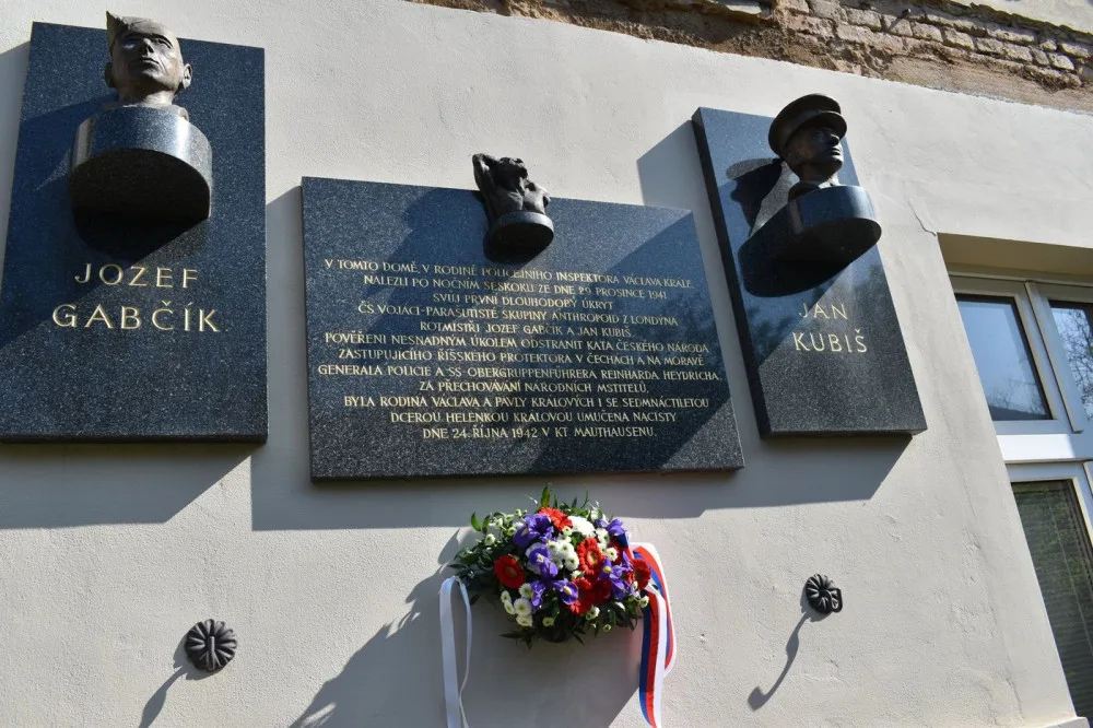Hrdinství plzeňských občanů, kteří Jozefu Gabčíkovi a Janu Kubišovi pomáhali, uctil primátor města Plzně Pavel Šindelář položením květin u pamětních desek, na nichž jsou jejich osudy připomenuty.