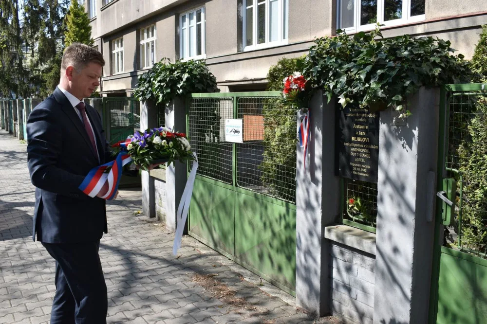 Hrdinství plzeňských občanů, kteří Jozefu Gabčíkovi a Janu Kubišovi pomáhali, uctil primátor města Plzně Pavel Šindelář položením květin u pamětních desek, na nichž jsou jejich osudy připomenuty.