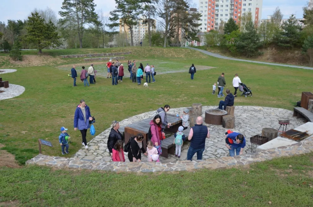 Obávané nocležiště bezdomovců plné černých skládek se proměnilo v nový park za 18 milionů korun