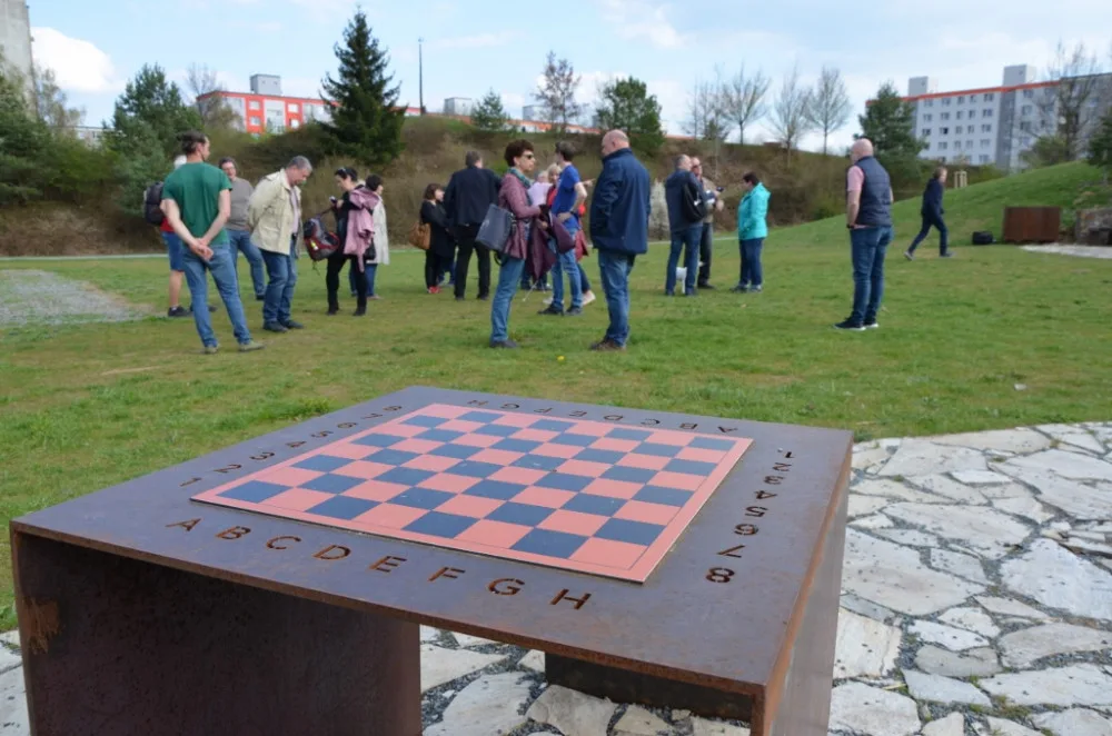 Obávané nocležiště bezdomovců plné černých skládek se proměnilo v nový park za 18 milionů korun