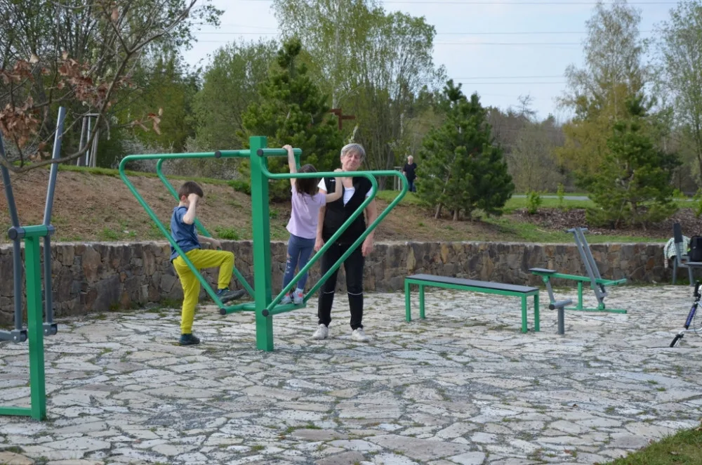 Obávané nocležiště bezdomovců plné černých skládek se proměnilo v nový park za 18 milionů korun