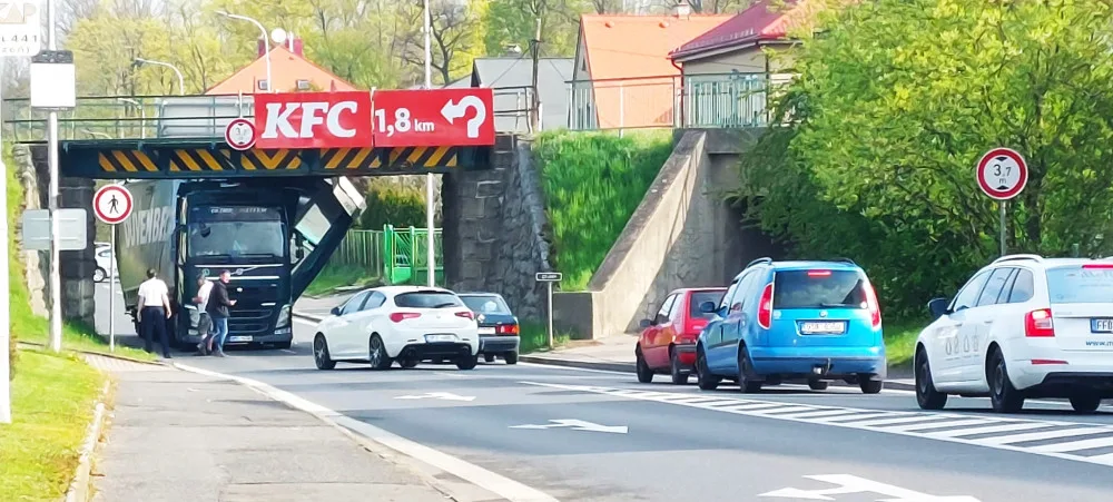 Další nepozorný řidič nechal "skalpovat" svůj kamion pod nechvalně proslulým železničním mostem