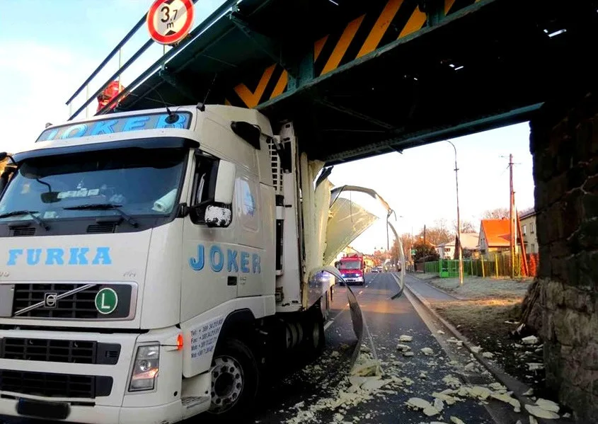 Pod viaduktem se už zasekla celá řada vozidel