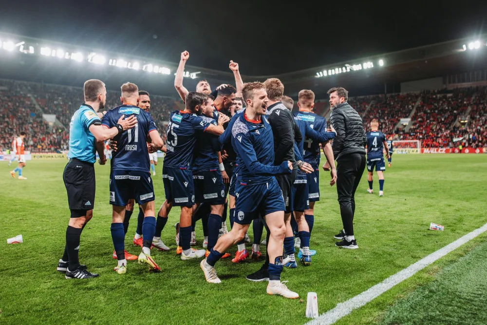 Na viktoriány přeletěla z hlediště celá řada předmětů