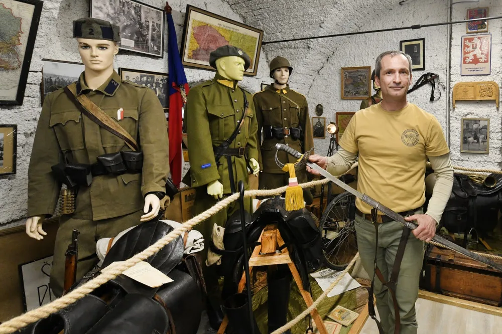 V Dobřanech na Plzeňsku vzniká muzeum, které zmapuje místní vojenskou historii. Na snímku je zakladatel muzea Miloslav Faifr s šavlí pro důstojníky vzor 1904, foto ČTK/Chaloupka Miroslav