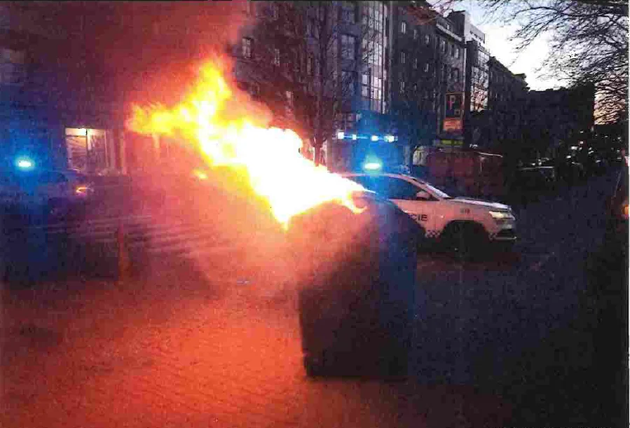 Neznámý pyroman řádil na Americké, kde podpálil několik kontejnerů, policie hledá svědky