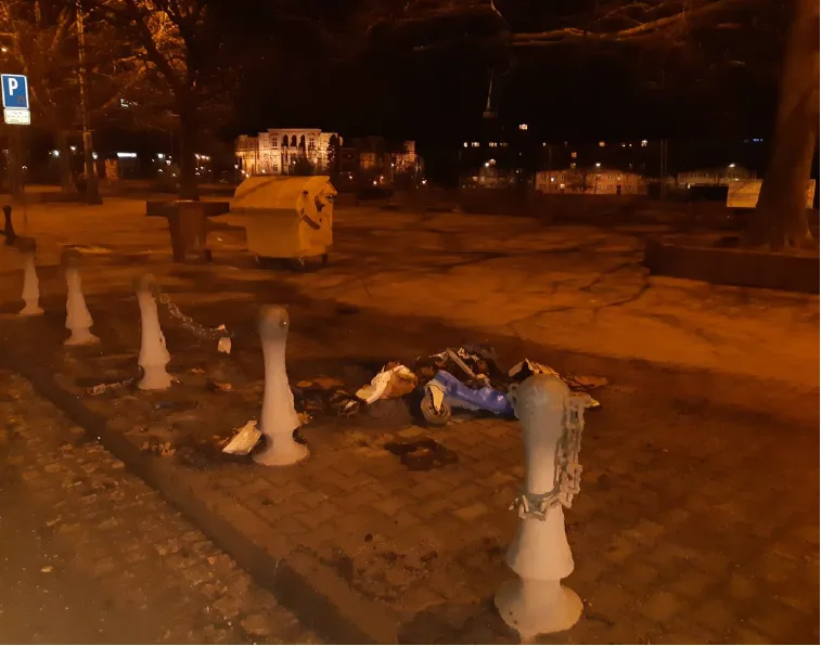 Neznámý pyroman řádil na Americké, kde podpálil několik kontejnerů, policie hledá svědky