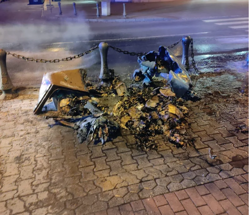 Neznámý pyroman řádil na Americké, kde podpálil několik kontejnerů, policie hledá svědky