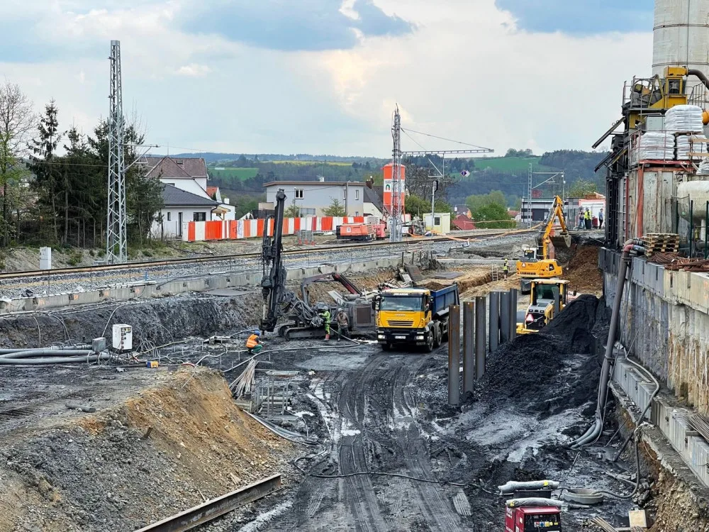 Nový tunel pro automobilovou dopravu v délce 300 metrů vzniká pod železniční tratí v Plzni-Božkově