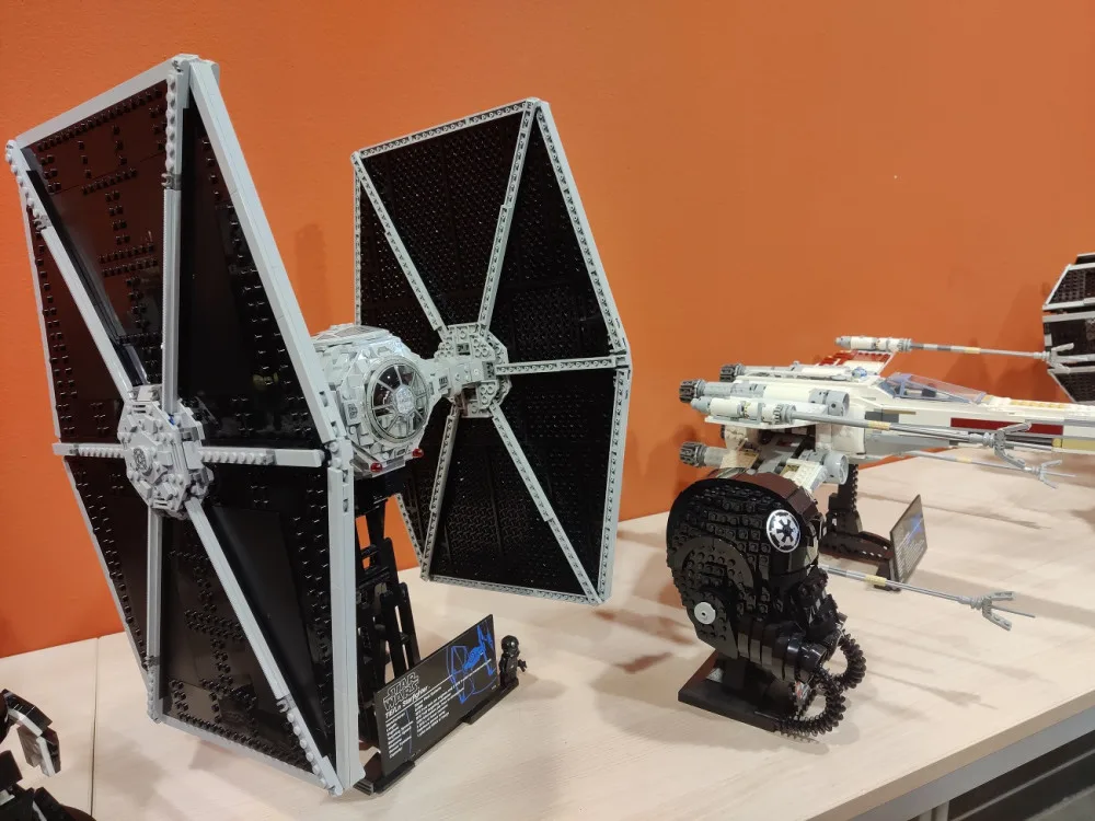 Ať tě provází síla! Plzeň slavila Den Star Wars, přiletěla také flotila vesmírných lodí z kostiček