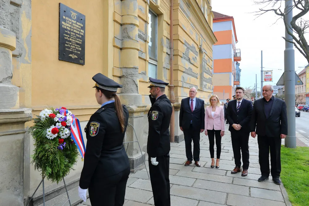 Památku tří rodáků, kteří bojovali a zemřeli jako letci RAF, uctila plzeňská městská část Doubravka