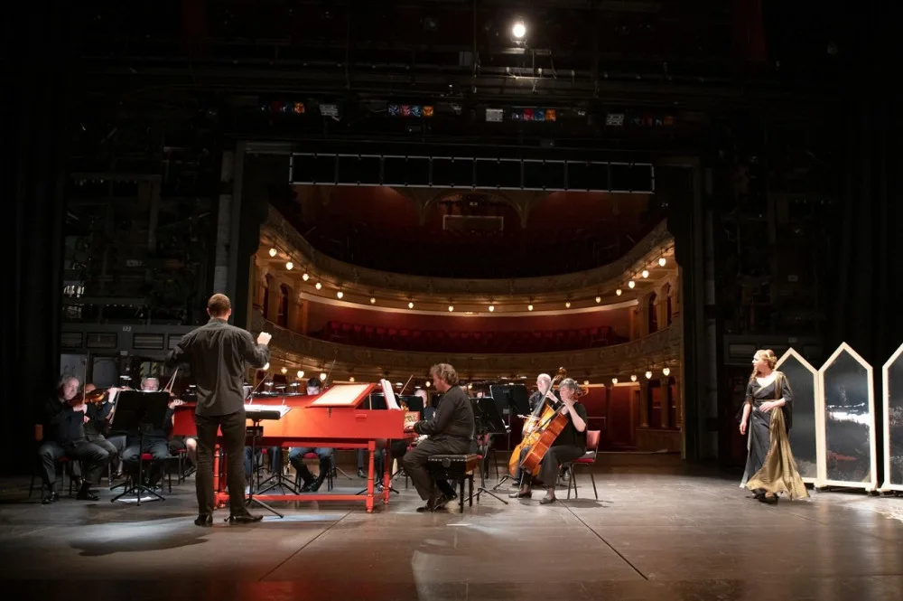 Apolena Veldová, zády Jiří Petrdlík, členové Orchestru opery DJKT, foto: Irena Štěrbová