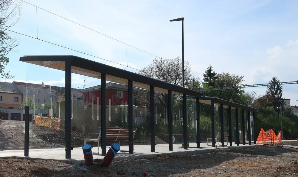 Prosklené zastávky hromadné dopravy zabijí ročně tisícovky ptáků, problém někteří projektanti vůbec neřeší