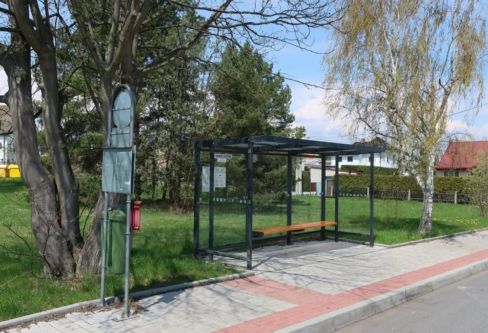 Prosklené zastávky hromadné dopravy zabijí ročně tisícovky ptáků, problém někteří projektanti vůbec neřeší