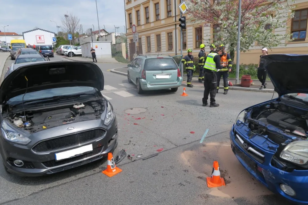 Při nehodě na křižovatce se srazila dvě auta, oba řidiči shodně tvrdí, že jeli na zelenou