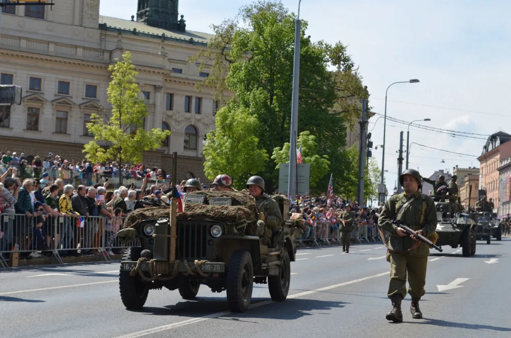 FOTO: Tisícovky lidí nadšeně sledovaly Convoy of Liberty, centrem Plzně projelo přes 200 kusů vojenské techniky