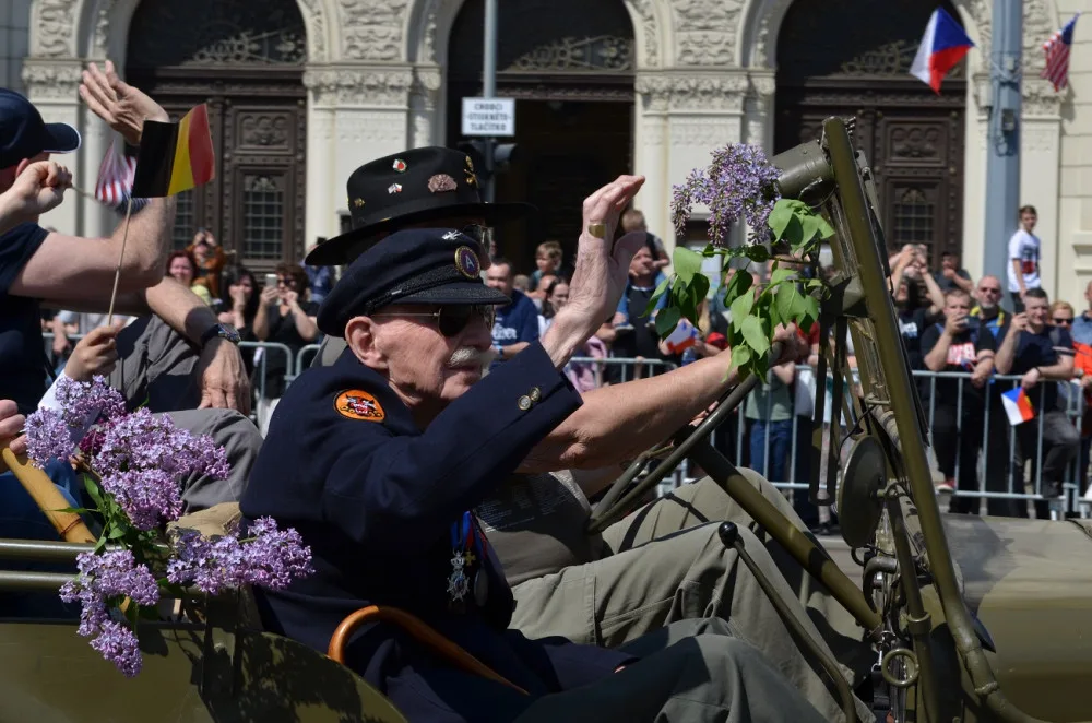 FOTO: Tisícovky lidí nadšeně sledovaly Convoy of Liberty, centrem Plzně projelo přes 200 kusů vojenské techniky
