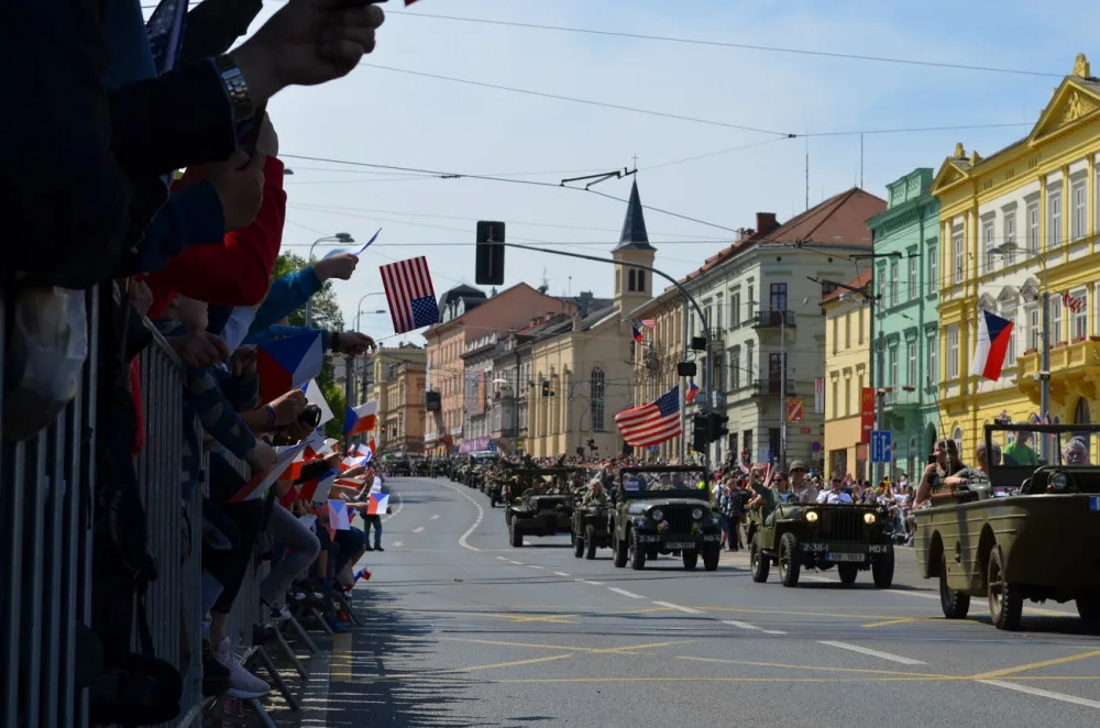 FOTO: Tisícovky lidí nadšeně sledovaly Convoy of Liberty, centrem Plzně projelo přes 200 kusů vojenské techniky