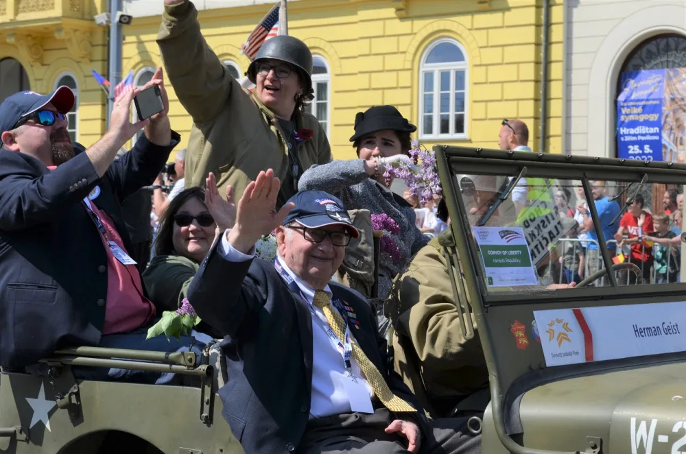 FOTO: Tisíce lidí nadšeně sledovaly Convoy of Liberty, centrem Plzně projelo přes 200 kusů vojenské techniky