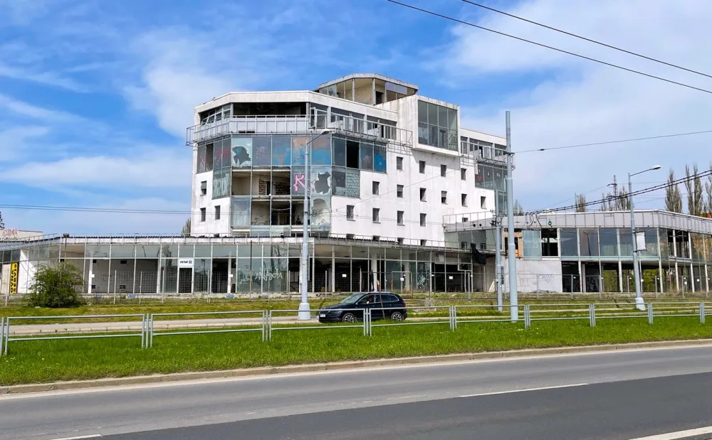 Zastupitelé rozhodli o budoucnosti skleněného pekla, ostudu Plzně nahradí byty, obchody a kanceláře