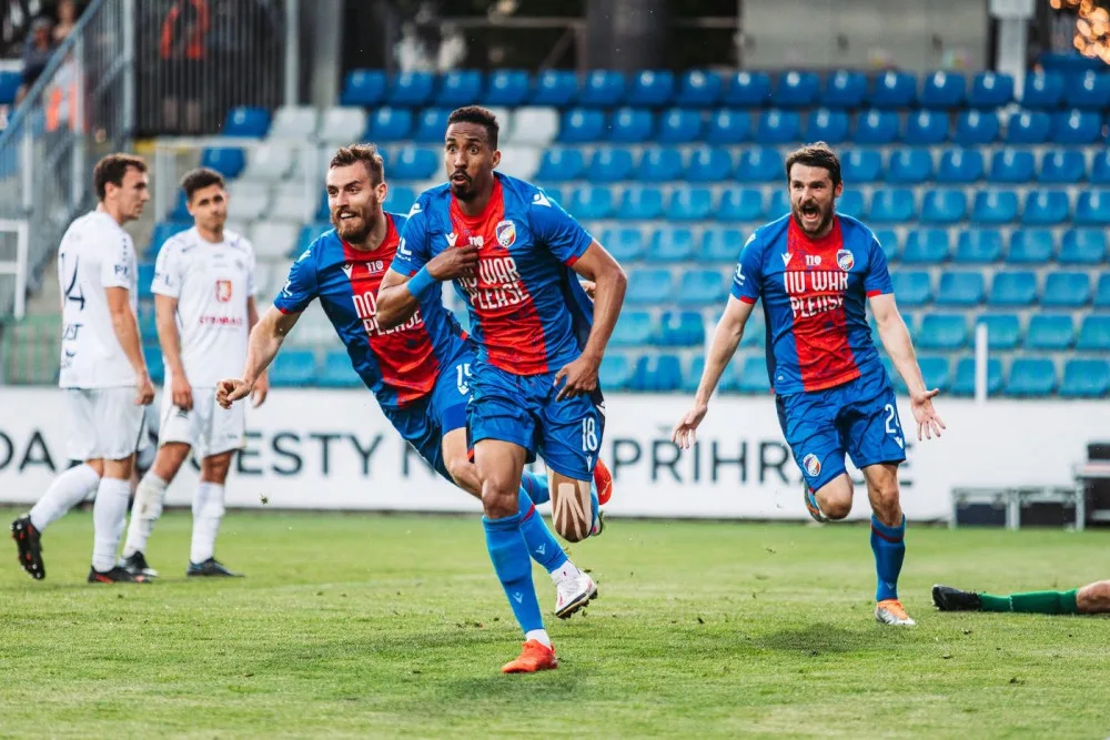 Viktoriáni mají šestý ligový titul díky výhře 2:0 nad Hradcem, Plzeň čekají bouřlivé oslavy