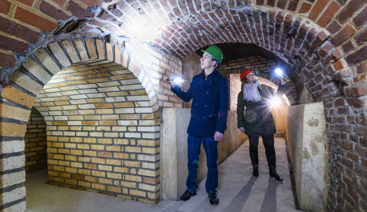 Vydejte se do Plzeňského historického podzemí za svitu baterek, navštívíte i jindy nepřístupnou část chodby