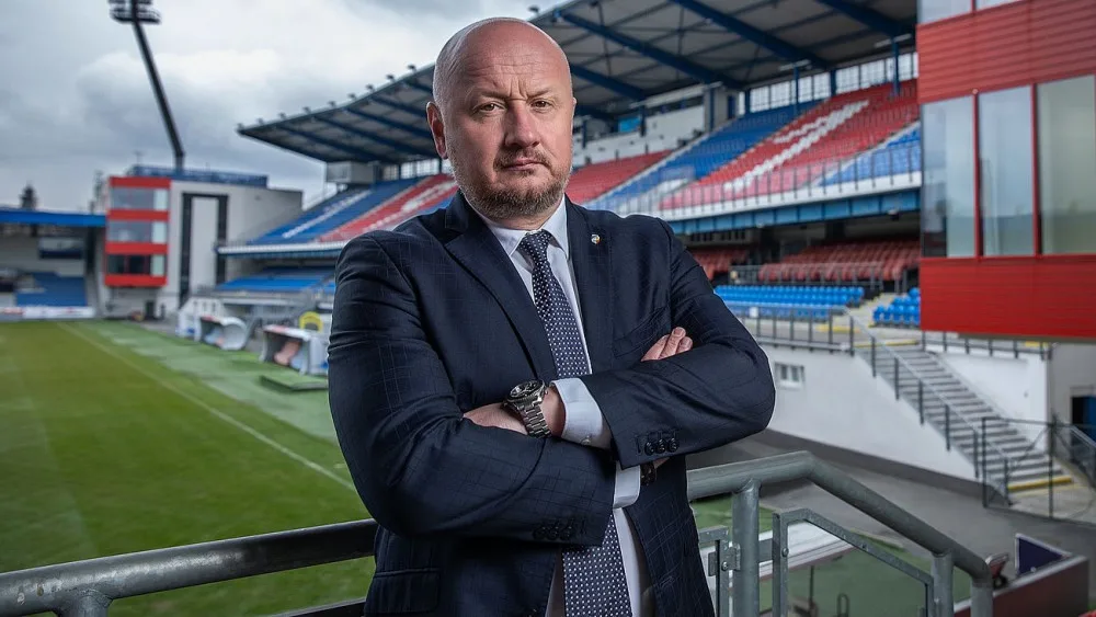 Na hozenou lahev slavistických fanoušků odpověděl vztyčeným prostředníčkem, komise vyměřila Šádkovi pokutu 40 tisíc korun, trest nemine ani Slavii
