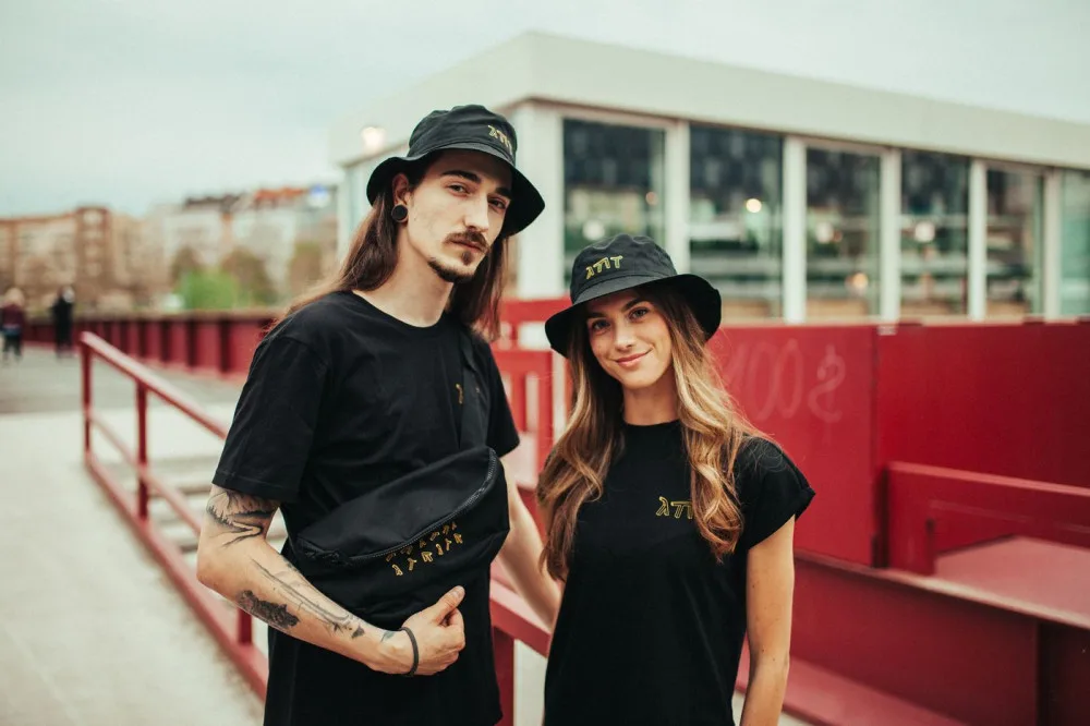 Obdivované i zatracované zlaté kašny se dostaly v originální kolekci do nabídky dárků a suvenýrů z Plzně