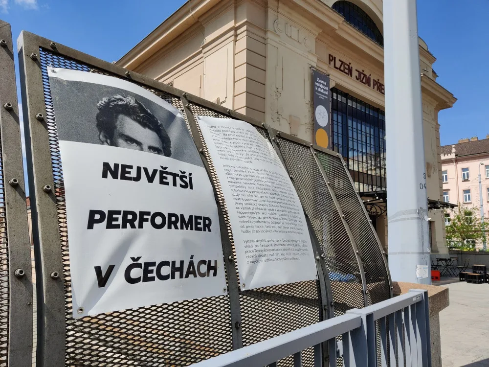 Most rebela Magora Jirouse obsadila výstava věnována Zemanovi a jeho příspěvkům na poli umění