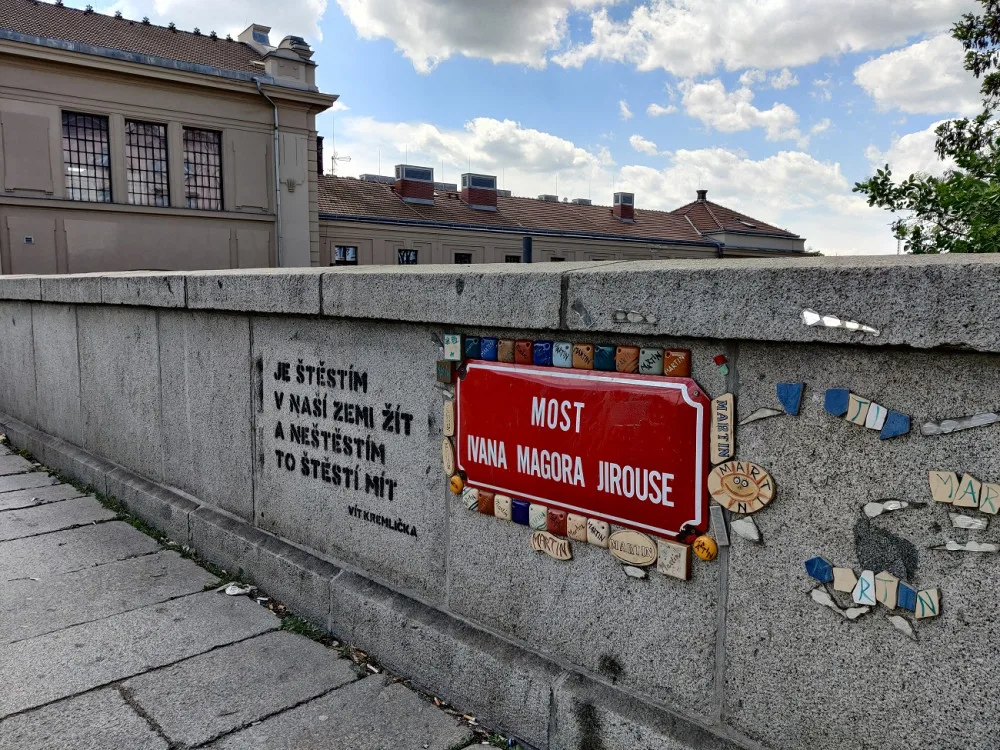 Most rebela Magora Jirouse obsadila výstava věnována Zemanovi a jeho příspěvkům na poli umění